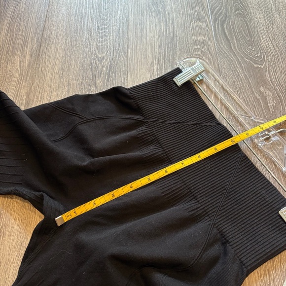 HALARA Soft Seamless Flow Ribbed High Waisted Tummy Control Yoga 7/8 Leggings - Picture 7 of 8